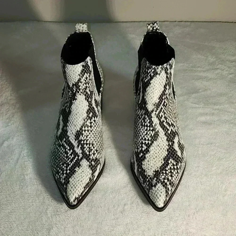 BLONDO Snakeskin white and black booties NWOB